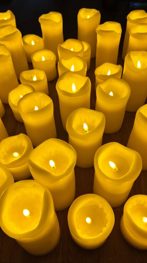 Ein Meer aus Kerzen, perfekt für die richtige Stimmung für ein Candlelight Date in Mülheim an der Ruhr.