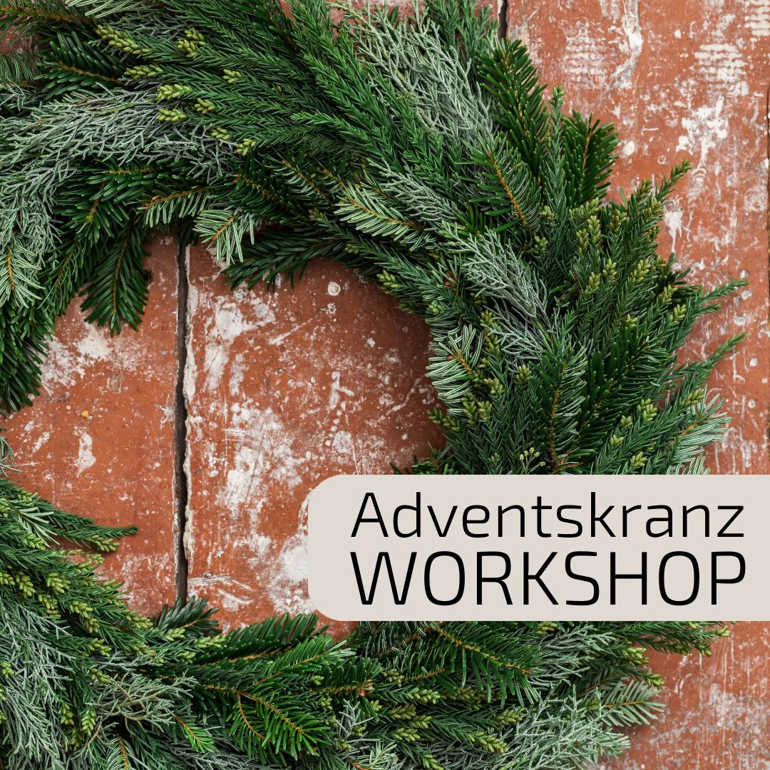 Das Bild dient als Coverfoto für einen Adventskranzworkshop in den Bücherträumen in Mülheim an der Ruhr, bei dem die Teilnehmer:innen selbst einen Adventskranz binden. Es zeigt einen weihnachtlichen Adventskranz aus frischem Tannengrün