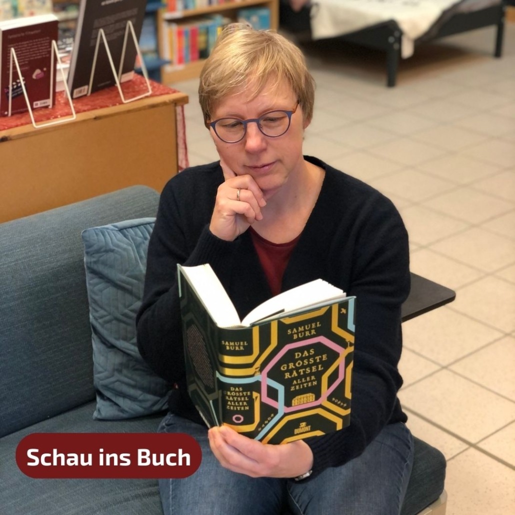 Unsere Buchhändlerin hält das Buch "Das größte Rätsel aller Zeiten" von Samuel Burr in der Hand, zu dem sie eine Rezension geschrieben hat. Außerdem gibt es die Möglichkeit für eine Leseprobe.