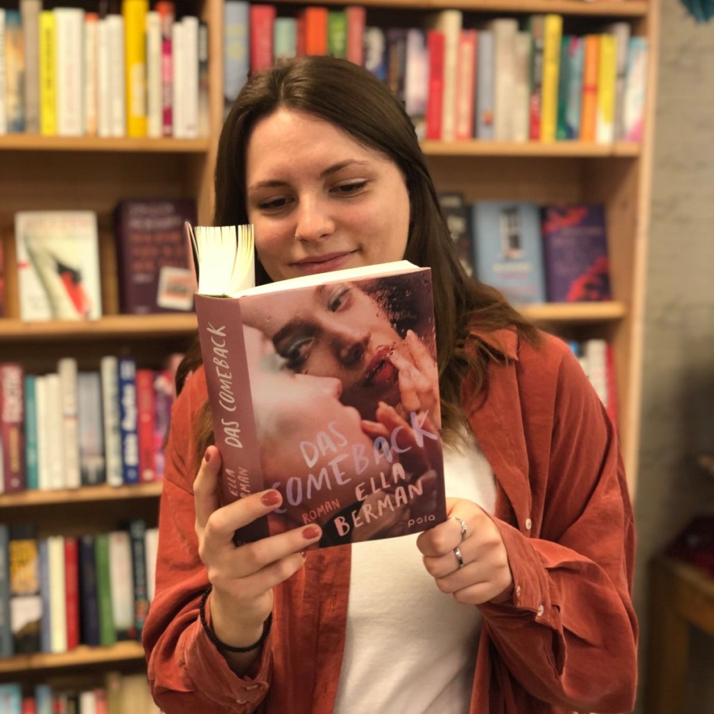 Unsere Buchhändlerin hält das Buch "Das Comeback" von Ella Berman in der Hand, zu dem sie eine Rezension geschrieben hat.