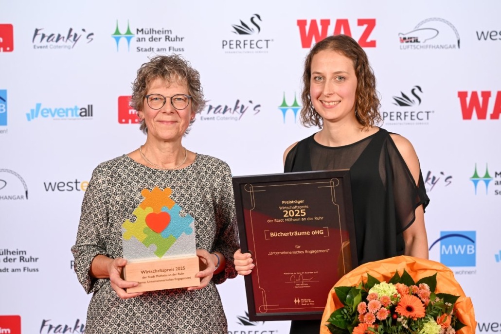 Mülheimer Wirtschaftspreis Bild 3 Bild von der Preisverleihung des Mülheimer Wirtschaftspreises 2025. Hier zu sehen die beiden Inhaberinnen der Bücherträume Petra Büse-Leringer und Nora Leringer mit dem Wirtschaftspreis