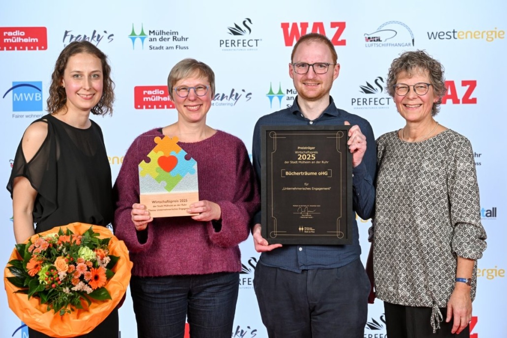 Mülheimer Wirtschaftspreis Bild 4 Bild von der Preisverleihung des Mülheimer Wirtschaftspreises 2025. Hier zu sehen das stolze Team der Bücherträume mit der Auszeichnung für ihr unternehmerisches Engagement