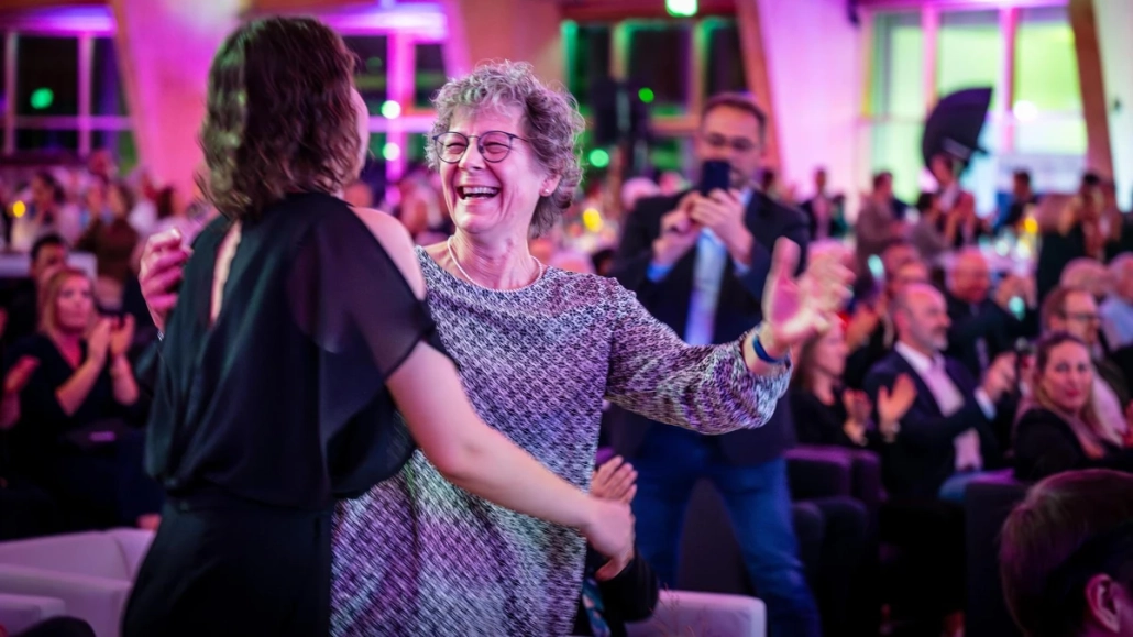 Mülheimer Wirtschaftspreis Bild 5 Bild von der Preisverleihung des Mülheimer Wirtschaftspreises 2025. Hier zu sehen Petra Büse-Leringer und ihre Tochter Nora Leringer, die sich freudestrahlend in die Arme fallen, als verkündet wurde, dass sie mit ihrer Buchhandlung Bücherträume den Mülheimer Wirtschaftspreis 2025 für ihr unternehmerisches Engagement gewonnen haben.