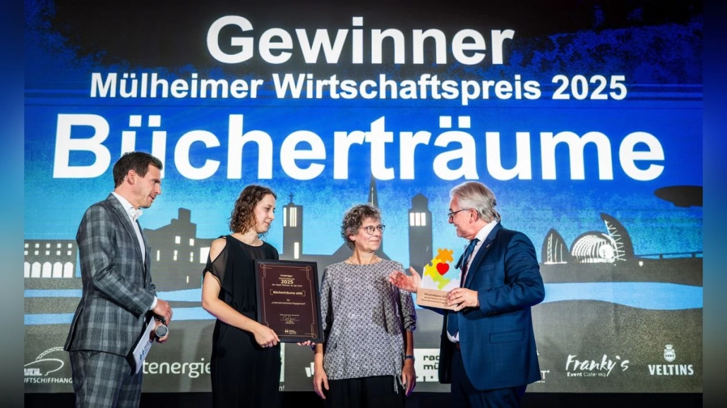 Mülheimer Wirtschaftspreis Bild 6 Bild von der Preisverleihung des Mülheimer Wirtschaftspreises 2025. Hier zu sehen OB Marc Buchholz, der den Preis überreicht