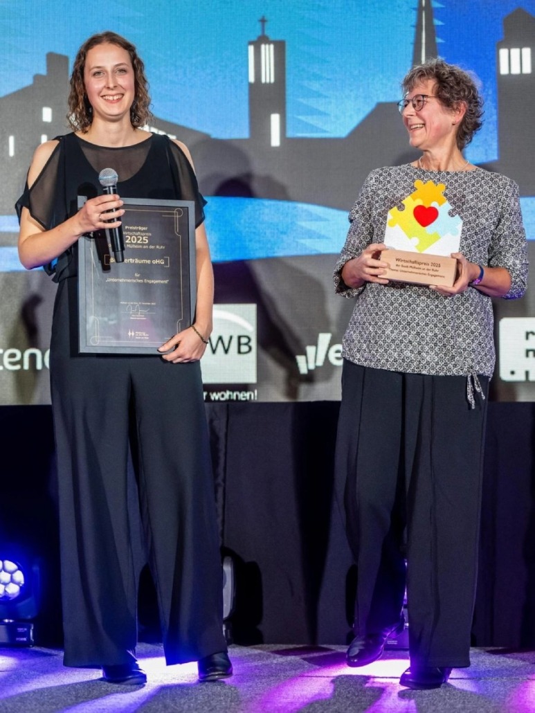 Mülheimer Wirtschaftspreis Bild 7 Bild von der Preisverleihung des Mülheimer Wirtschaftspreises 2025. Hier zu sehen Nora Leringer, die nach Verkündung des Gewinns Dankesworte an das Publikum und die Jury richtet