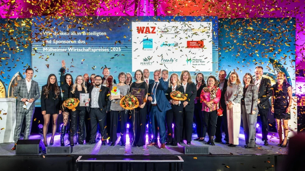 Mülheimer Wirtschaftspreis Bild 8 Bild von der Preisverleihung des Mülheimer Wirtschaftspreises 2025. Hier zu sehen alle Finalisten auf der Bühne im WDL Luftschiffhangar