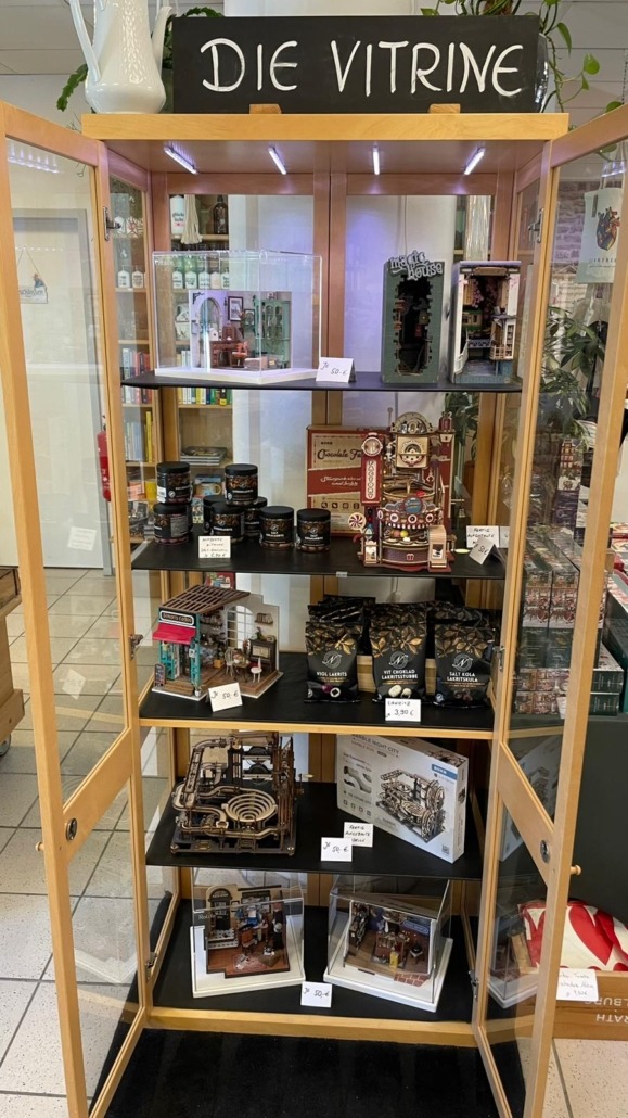 Ein Bild der Vitrine, in der besondere Geschenkideen in den Bücherträumen in Mülheim ausgestellt werden, in diesem Fall fertig aufgebaute DIY Sets