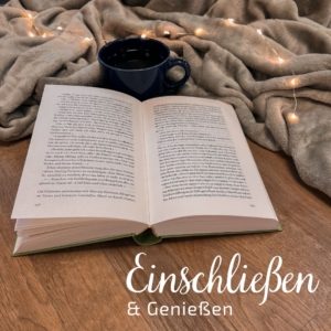 Motivbild für die Veranstaltung Einschließen und Genießen, bei der man sich in den Bücherträumen in Mülheim an der Ruhr drei Stunden lang einschließen lassen kann, um in Ruhe zu stöbern. Auf dem Bild selbst ist eine gemütliche Decke mit einer Tasse Tee und einem aufgeschlagenen Buch zu sehen