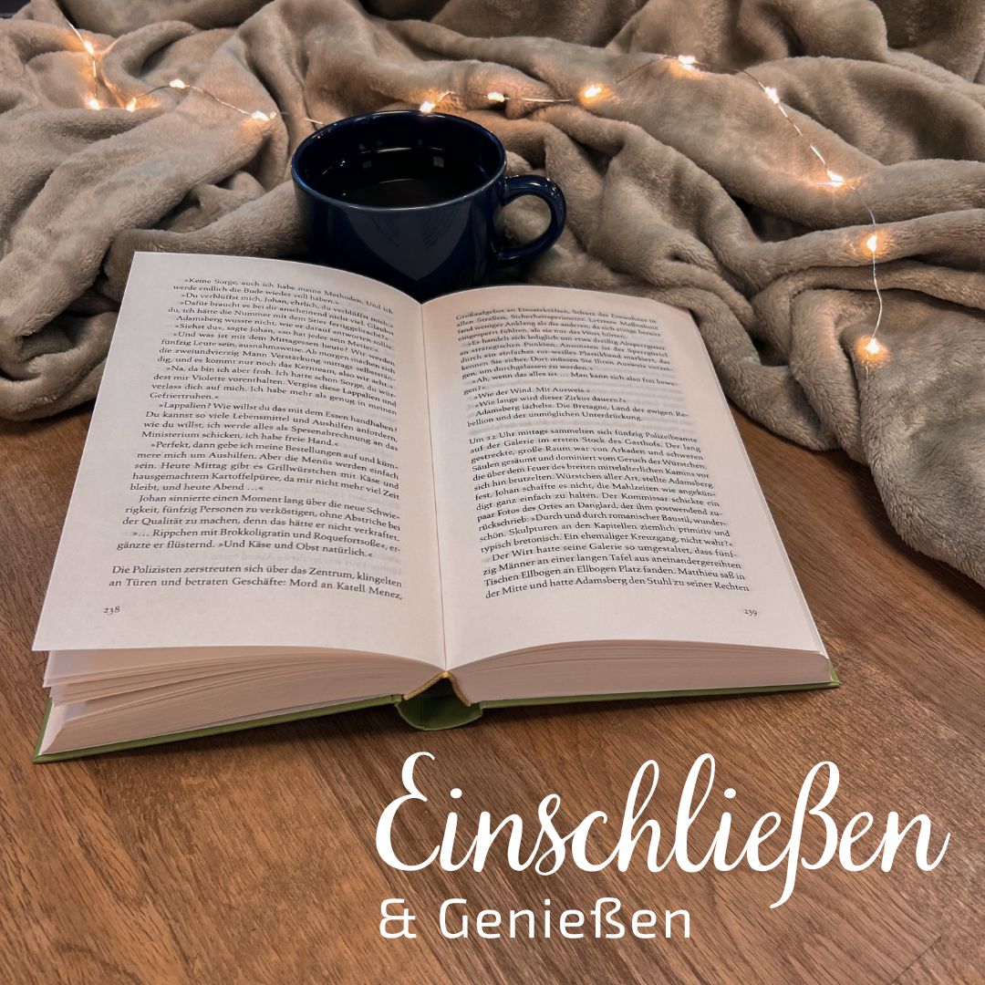 Motivbild für die Veranstaltung Einschließen und Genießen, bei der man sich in den Bücherträumen in Mülheim an der Ruhr drei Stunden lang einschließen lassen kann, um in Ruhe zu stöbern. Auf dem Bild selbst ist eine gemütliche Decke mit einer Tasse Tee und einem aufgeschlagenen Buch zu sehen