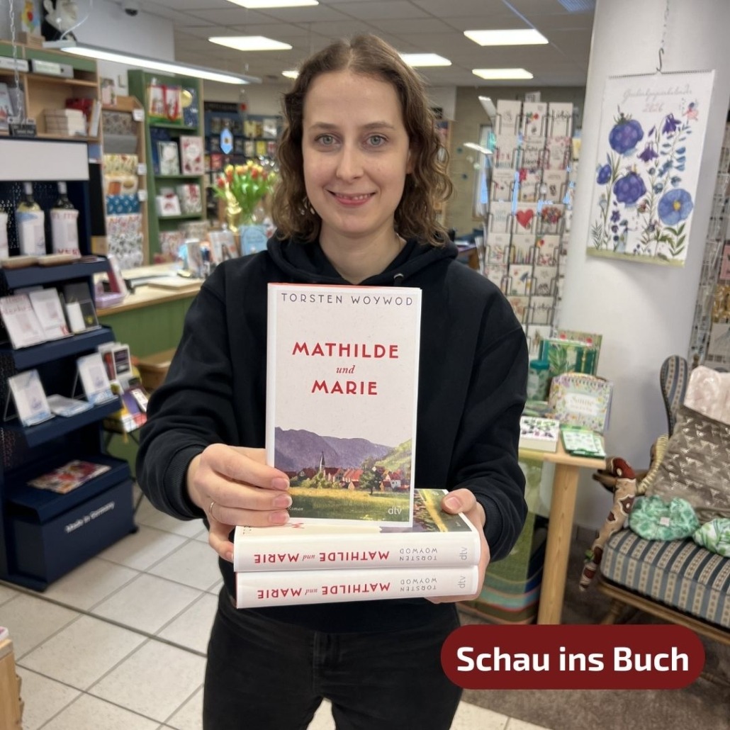 Mathilde und Marie Unsere Buchhändlerin hält das Buch "Mathilde und Marie" von Torsten Woywod in der Hand, zu dem sie eine Rezension geschrieben hat.