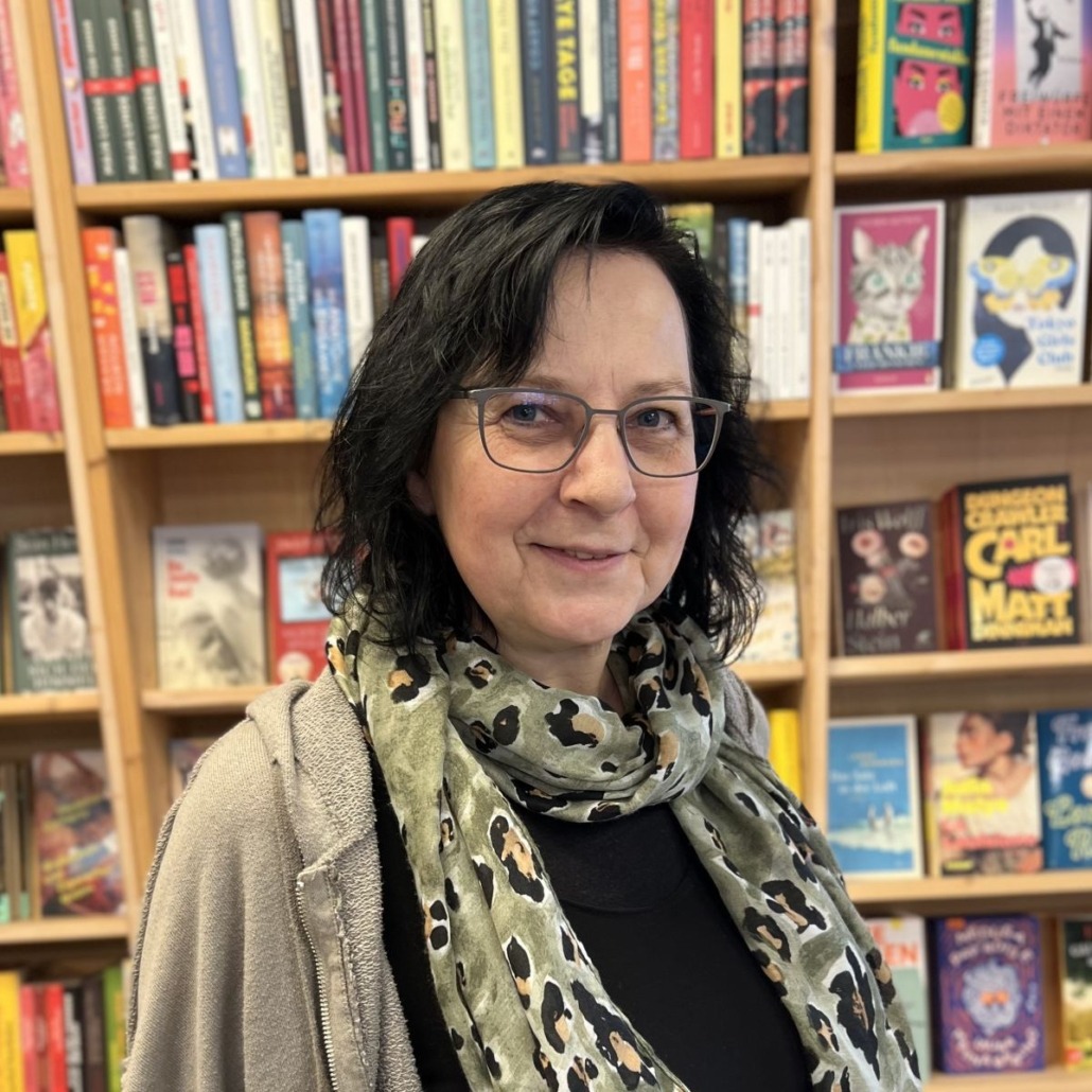 Das Foto zeigt Christel Banse, eine Mitarbeiterin des Bücherträume Teams in Mülheim