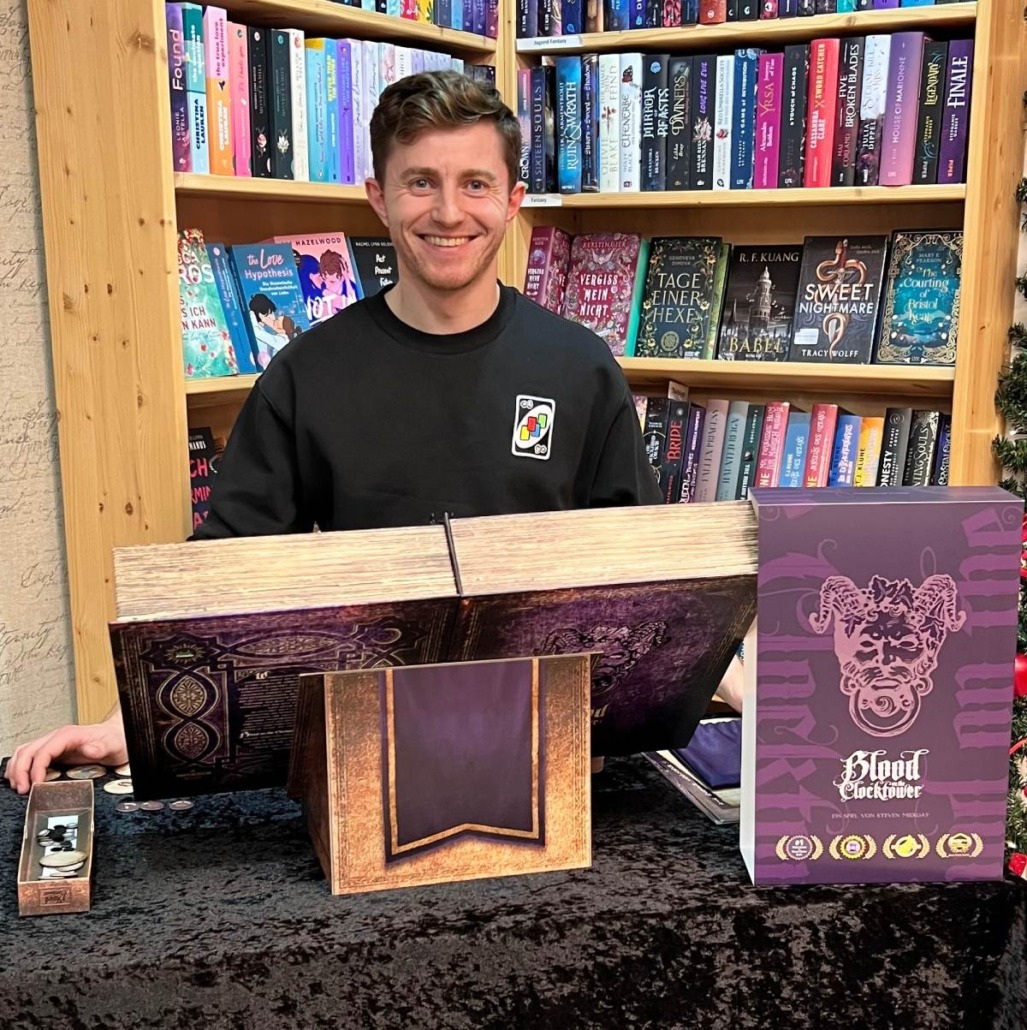 Aufbau des Spiels Blood on the Clocktower mit dem Storyteller in der Buchhandlung Bücherträume in Mülheim an der Ruhr