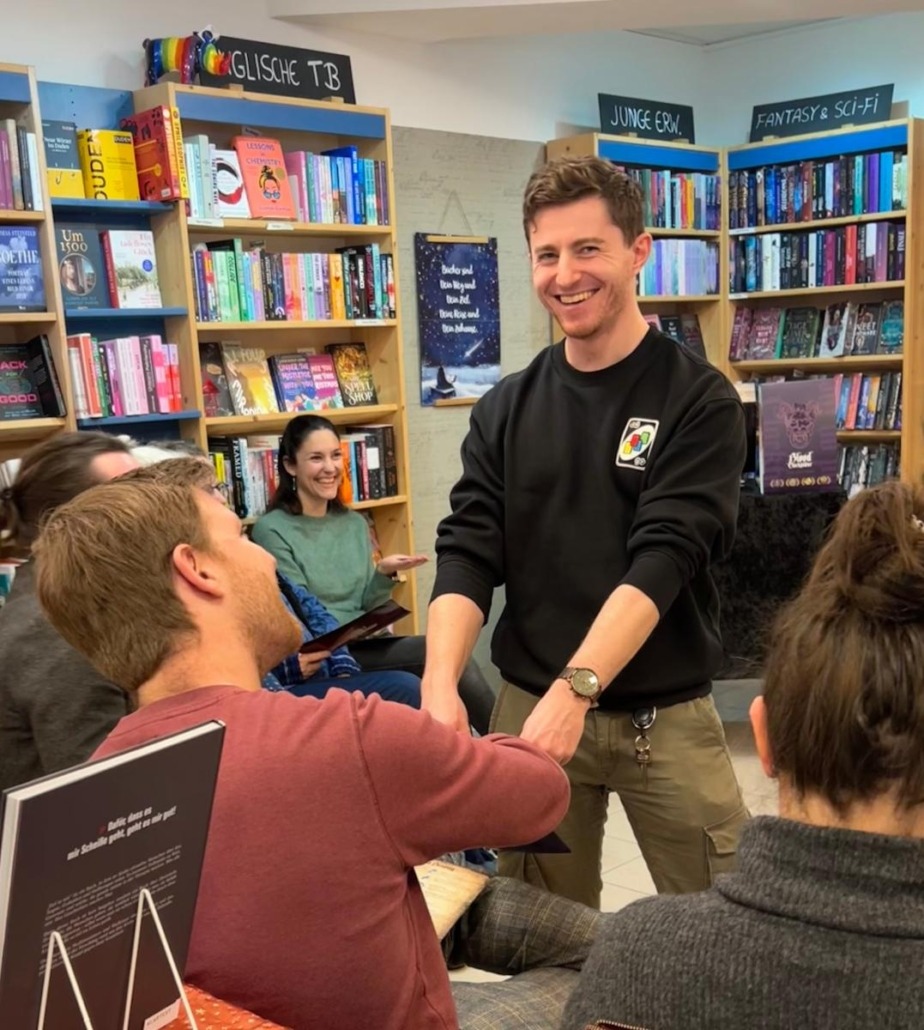 Einblick in eine Spielrunde Blood on the Clocktower in den Bücherträumen in Mülheim an der Ruhr. Die Spieler ziehen gerade ihre Rollen für das Skript Trouble Brewing.