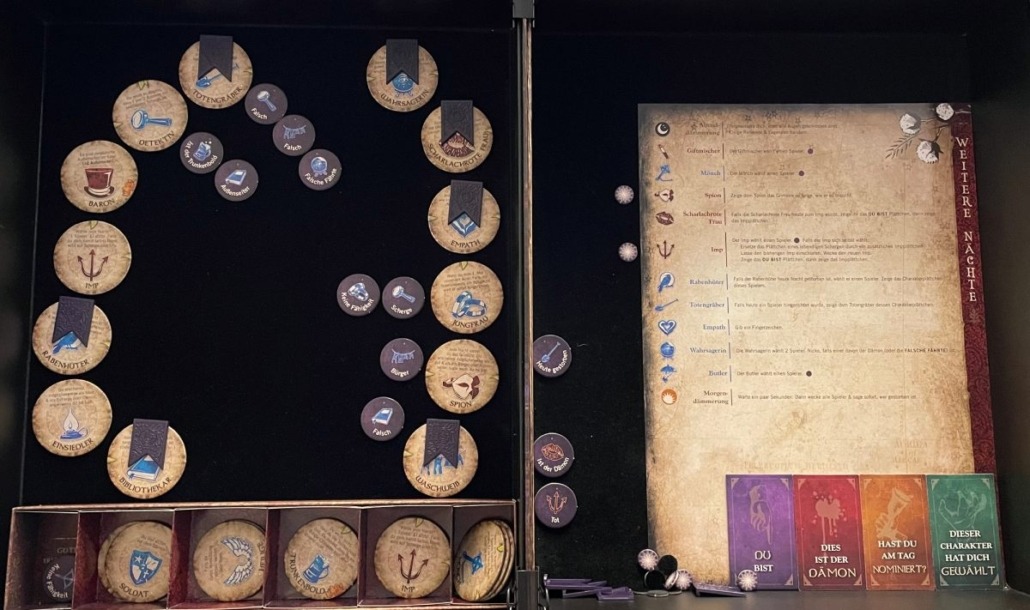 Einblick in eine Spielrunde Blood on the Clocktower in den Bücherträumen in Mülheim an der Ruhr. Ein Blick in das Grimoire.