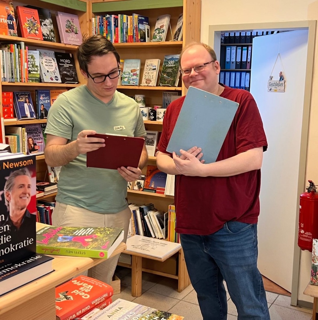 Einblick in eine Spielrunde Blood on the Clocktower in den Bücherträumen in Mülheim an der Ruhr. Zwei Männer diskutieren über ihre Rollen