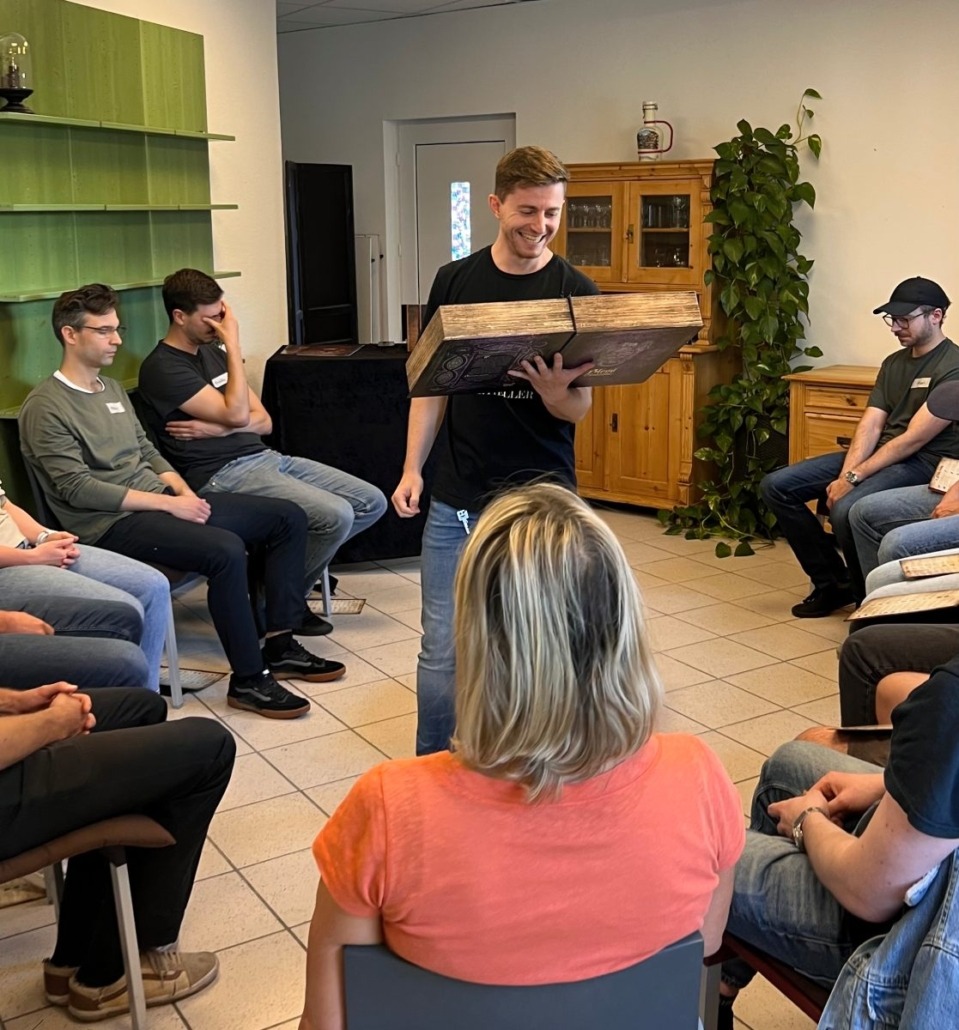 Einblick in eine Spielrunde Blood on the Clocktower in den Bücherträumen in Mülheim an der Ruhr. Es ist Nacht und der Storyteller verteilt Informationen.
