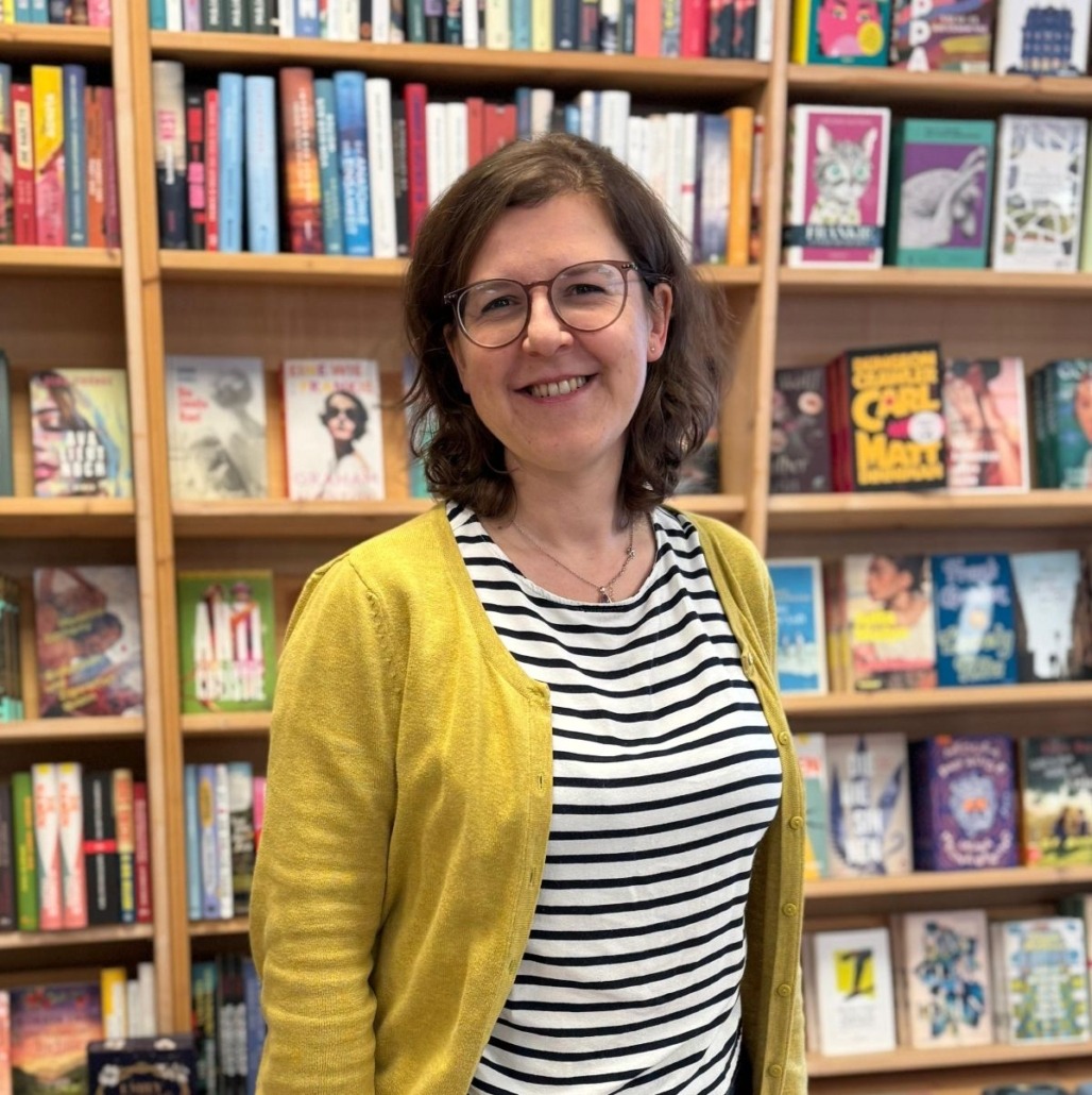 Das Foto zeigt Johanna Lätzel, eine Mitarbeiterin des Bücherträume Teams in Mülheim