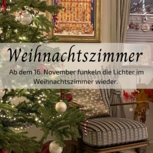 Plakat für das Weihnachtszimmer in den Bücherträumen in Mülheim an der Ruhr mit einem stimmungsvollen Weihnachtsbaum und einem kuscheligen Sessel