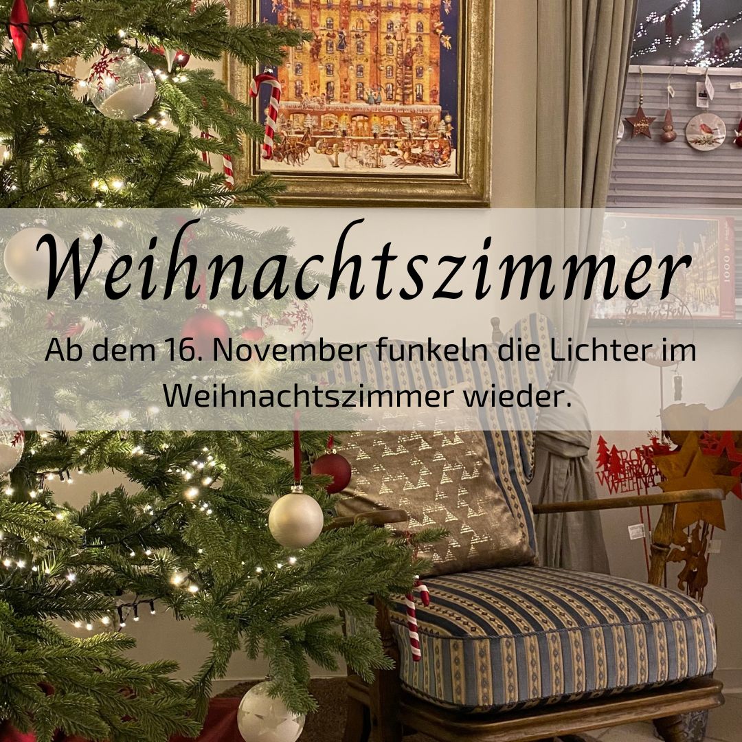 Plakat für das Weihnachtszimmer in den Bücherträumen in Mülheim an der Ruhr mit einem stimmungsvollen Weihnachtsbaum und einem kuscheligen Sessel