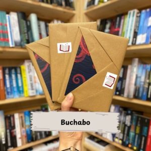 Beispielbild mit drei kreativ verpackten Büchern, die ein in der Buchhandlung Bücherträume in Mülheim an der Ruhr gekauftes Buchabo repräsentieren