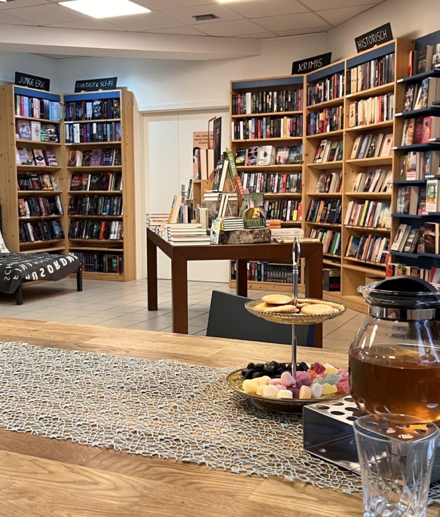 Ein Blick in die Bücherträume, eine Buchhandlung in Mülheim an der Ruhr, während einer exklusiven Veranstaltung mit Snacks und Tee