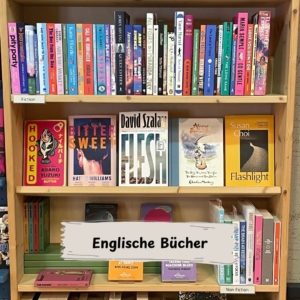 Ein Bild des Regals mit englischen Büchern in den Bücherträumen in Mülheim an der Ruhr, die immer englische Bücher zum Kauf vorrätig haben
