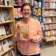 Unsere Buchhändlerin hält das Buch "Es ist hell und draußen dreht sich die Welt" von Dita Zipfel in der Hand, zu dem sie eine Rezension geschrieben hat.