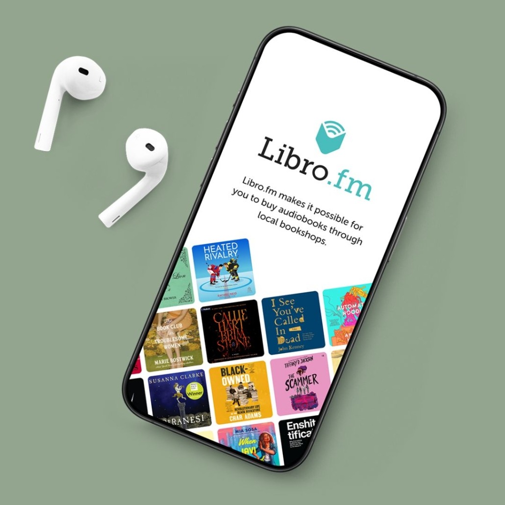 Es sind ein Handy und Kopfhörer zu sehen, die verwendet werden, um Hörbücher über libro.fm zu hören und dabei die Bücherträume in Mülheim an der Ruhr zu unterstützen