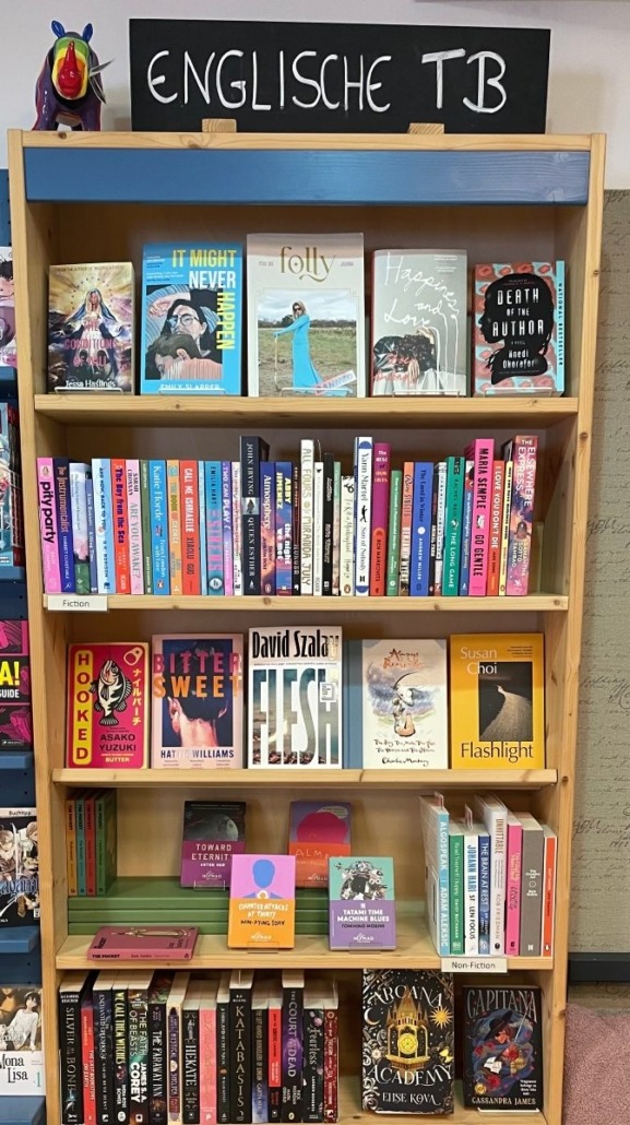 Ein Bild des Regals mit englischen Büchern in den Bücherträumen in Mülheim an der Ruhr, wo man englische Bücher und Hörbücher kaufen kann.