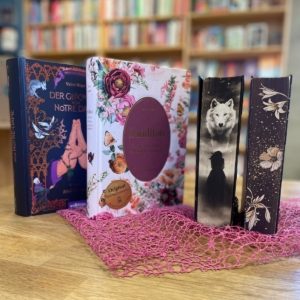 Hier sind zwei besondere Buchformate zu sehen: Zwei Schmuckausgaben und zwei Bücher mit Farbschnitt