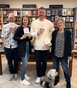 Ein Gruppenfoto des Teams der Buchhandlung Bücherträume in Mülheim an der Ruhr, zusammen mit dem Autoren Torsten Woywod, der mit seinem Buch "Mathilde und Marie" zu einer Lesung da war.