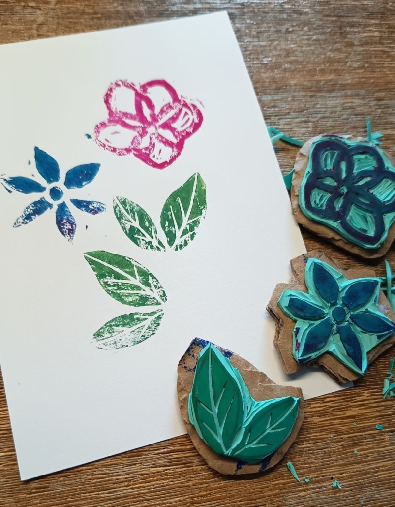 Beispielbild für den Workshop "Druck dir was - Linol Basics" mit Laura aus dem Siepen von der Kreativagentur Farbtier in den Bücherträumen in Mülheim an der Ruhr. Hier sind die gedruckten Ergebnisse nach der Verwendung der Linolplatten zu sehen.