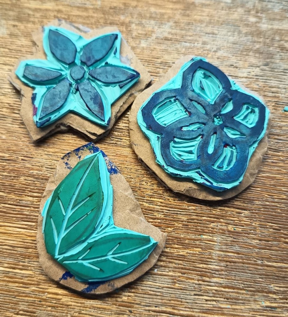 Beispielbild für den Workshop "Druck dir was - Linol Basics" mit Laura aus dem Siepen von der Kreativagentur Farbtier in den Bücherträumen in Mülheim an der Ruhr. Hier sind ausgeschnittene Linolplatten zu sehen.