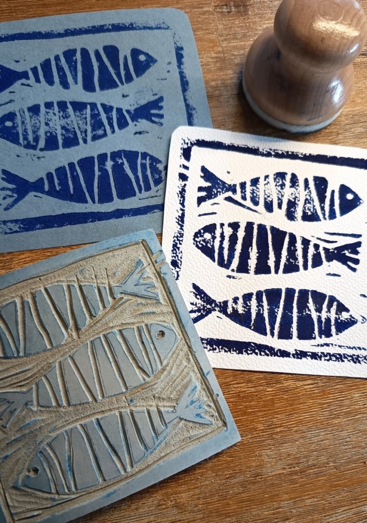 Beispielbild für den Workshop "Druck dir was - Linol Basics" mit Laura aus dem Siepen von der Kreativagentur Farbtier in den Bücherträumen in Mülheim an der Ruhr. Hier sind Linolplatten mit Fischmotiven zu sehen.