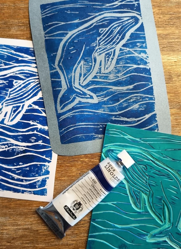 Beispielbild für den Workshop "Druck dir was - Linol Basics" mit Laura aus dem Siepen von der Kreativagentur Farbtier in den Bücherträumen in Mülheim an der Ruhr. Hier sind Linolplatten mit Walen zu sehen.