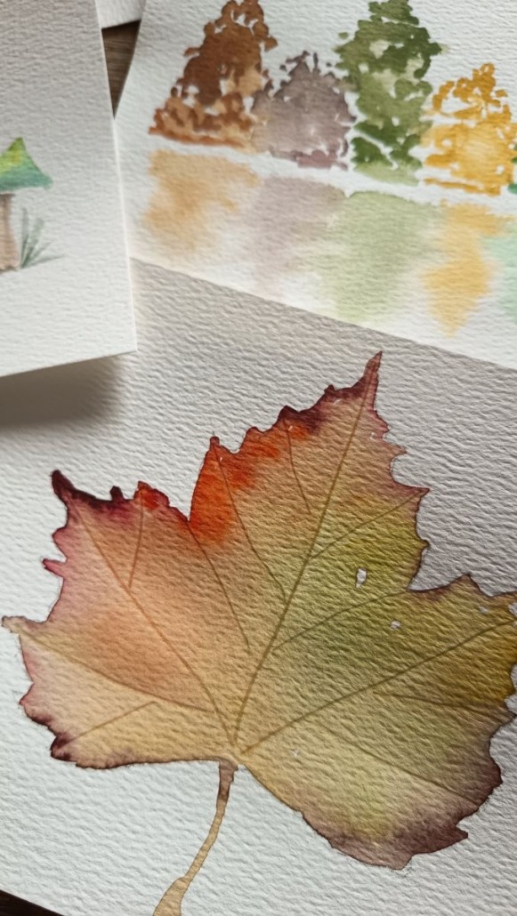 Beispielbild für den Workshop "Aquarell - Herbstzauber & Winterglanz" mit Laura aus dem Siepen von der Kreativagentur Farbtier in den Bücherträumen in Mülheim an der Ruhr. Hier ist ein schönes Herbstblatt im Vordergrund.