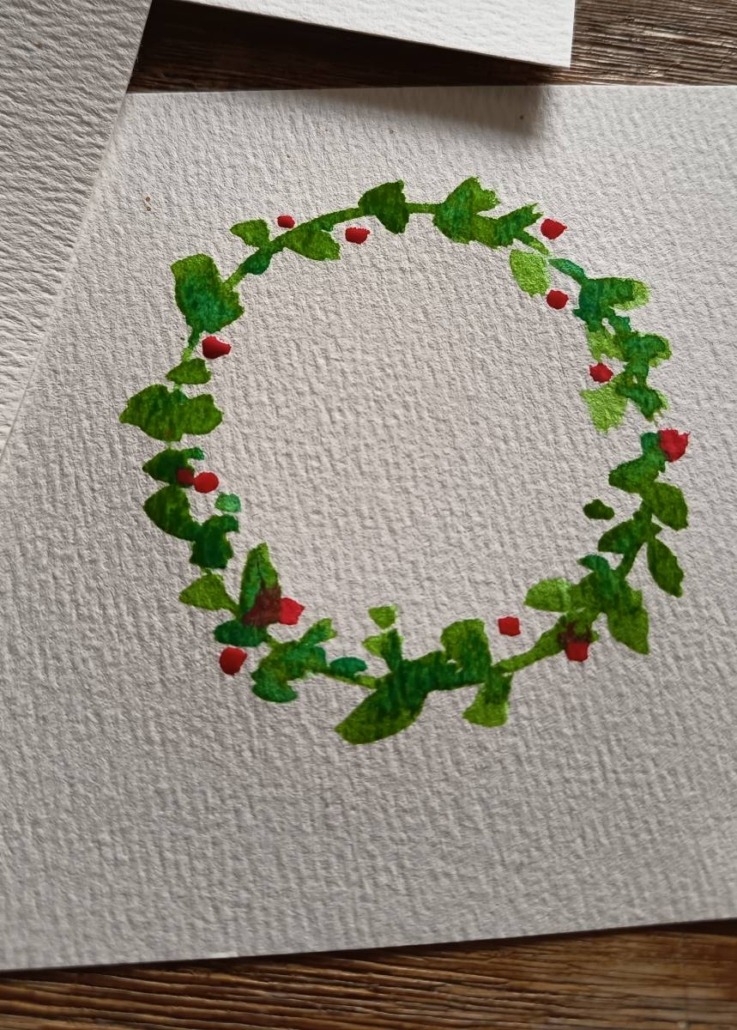 Beispielbild für den Workshop "Aquarell - Herbstzauber & Winterglanz" mit Laura aus dem Siepen von der Kreativagentur Farbtier in den Bücherträumen in Mülheim an der Ruhr. Hier ist ein winterlicher Türkranz zu sehen.