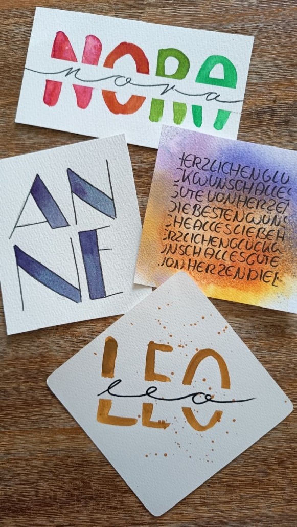 Beispielbild für den Workshop "Kreative Schrift - Die Lettering-Werkstatt" mit Laura aus dem Siepen von der Kreativagentur Farbtier in den Bücherträumen in Mülheim an der Ruhr. Hier sind Beispiele für Glückwunschkarten zu sehen.