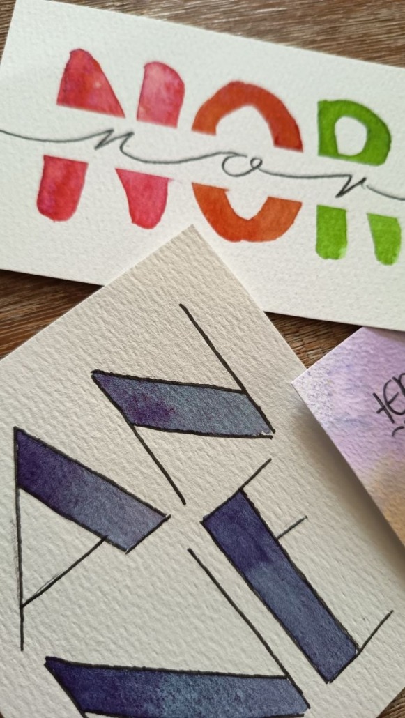 Beispielbild für den Workshop "Kreative Schrift - Die Lettering-Werkstatt" mit Laura aus dem Siepen von der Kreativagentur Farbtier in den Bücherträumen in Mülheim an der Ruhr. Hier sind Beispiele für Grußkarten mit Namen zu sehen.