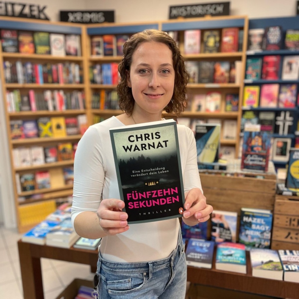 15 Sekunden Unsere Buchhändlerin hält das Buch "15 Sekunden" von Chris Warnat in der Hand, zu dem sie eine Rezension geschrieben hat.