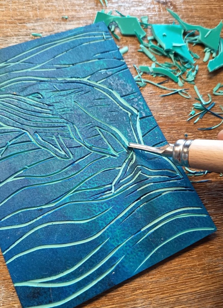 Beispielbild für den Workshop "Druck dir was - Linol Basics" mit Laura aus dem Siepen von der Kreativagentur Farbtier in den Bücherträumen in Mülheim an der Ruhr. Hier ist zu sehen, wie in eine Linolplatte ein Motiv geritzt wird.