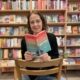 Unsere Buchhändlerin hält das Buch "Das Fest" von Lucy Fricke in der Hand, zu dem sie eine Rezension geschrieben hat.