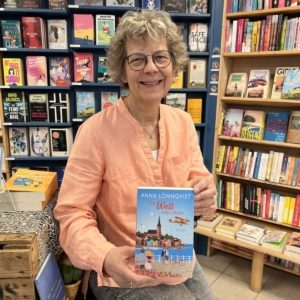 Unsere Buchhändlerin hält das Buch "Die Welt von oben" von Anna Lönnqvist in der Hand, zu dem sie eine Rezension geschrieben hat.