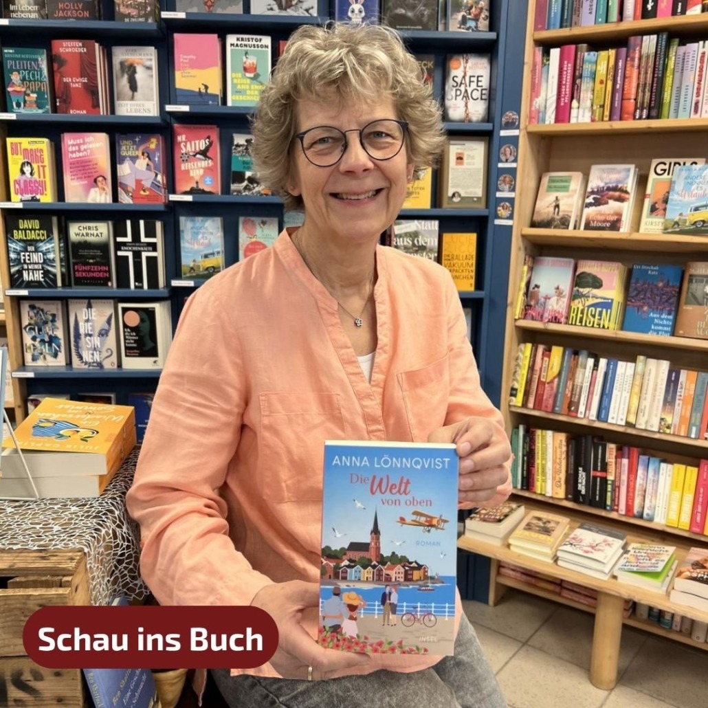 Unsere Buchhändlerin hält das Buch "Die Welt von oben" von Anna Lönnqvist in der Hand, zu dem sie eine Rezension geschrieben hat.