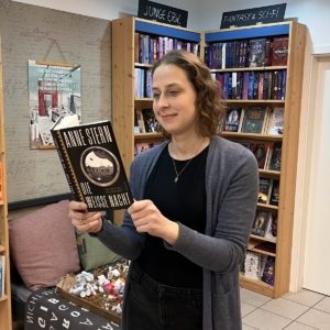 Unsere Buchhändlerin hält das Buch "Die weiße Nacht" von Anne Stern in der Hand, zu dem sie eine Rezension geschrieben hat.