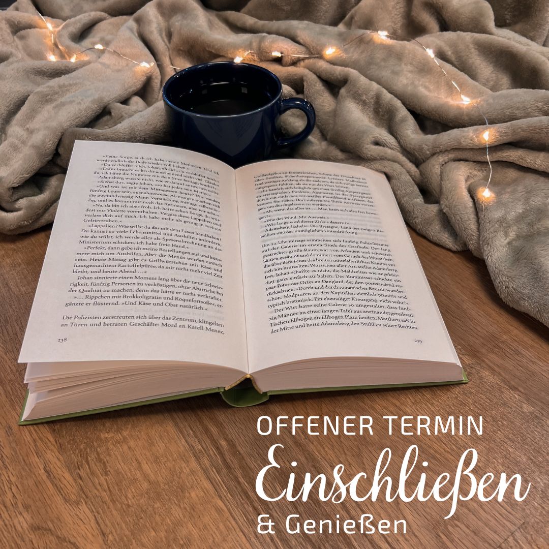 Motivbild für die Veranstaltung Einschließen und Genießen, bei der man sich in den Bücherträumen in Mülheim an der Ruhr drei Stunden lang einschließen lassen kann, um in Ruhe zu stöbern. Auf dem Bild selbst ist eine gemütliche Decke mit einer Tasse Tee und einem aufgeschlagenen Buch zu sehen