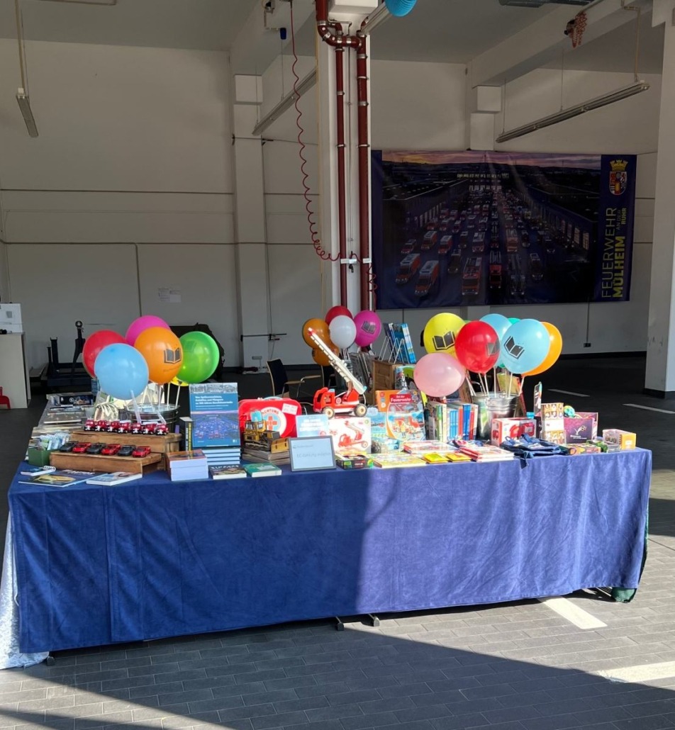 Tag der offenen Tür Feuerwehr Mülheim Bild vom Büchertisch der Buchhandlung Bücherträume beim Tag der offenen Tür der Feuerwehr Mülheim