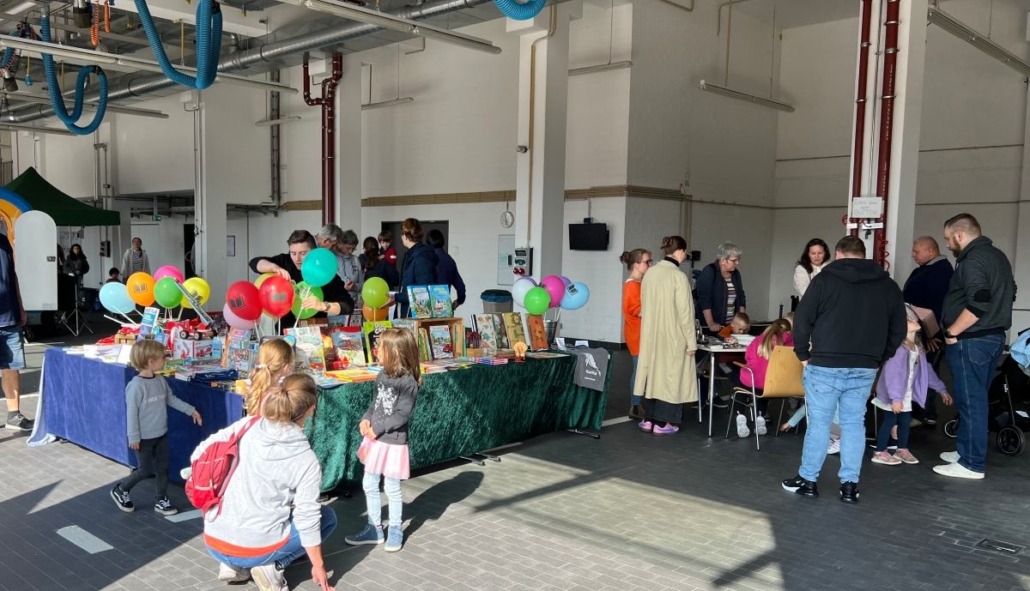 Feuerwehr Tag der offenen Tür Bild vom Büchertisch der Buchhandlung Bücherträume beim Tag der offenen Tür der Feuerwehr Mülheim