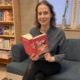 Unsere Buchhändlerin hält das Buch "Mr. Saitos reisendes Kino" von Annette Bjergfeldt in der Hand, zu dem sie eine Rezension geschrieben hat.