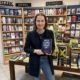 Unsere Buchhändlerin hält das Buch "Not quite dead yet" von Holly Jackson in der Hand, zu dem sie eine Rezension geschrieben hat.